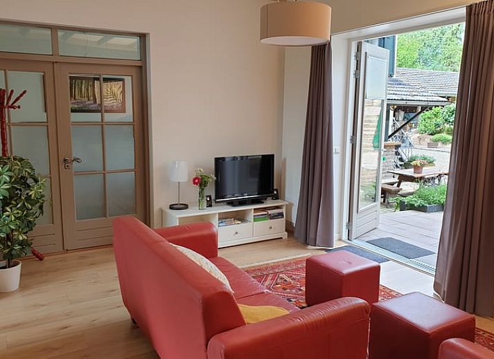 Gemuetlicher Eingang zum Ferienhaus in Valkenburg aan de Geul mit Blick auf den Innenbereich.