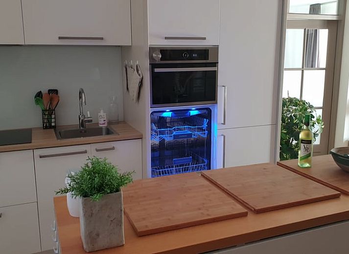 Gemuetlicher Eingang zum Ferienhaus in Valkenburg aan de Geul mit Blick auf den Innenbereich.