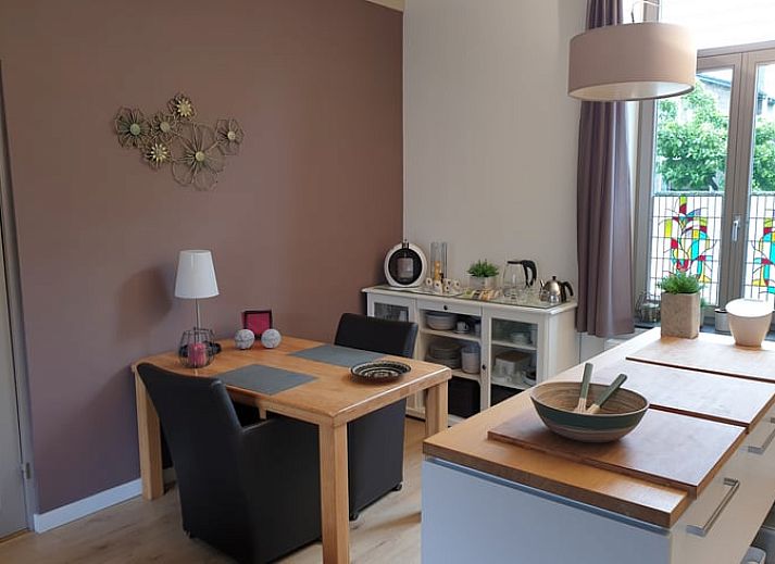 Charmante Terrasse am Ferienhaus in Valkenburg aan de Geul, ideal fuer Mahlzeiten im Freien.