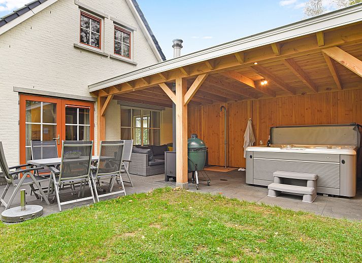 Covered terrace of Kasteeldomein De Cauberg, 6-person villa in Valkenburg a.d. Geul, South Limburg.