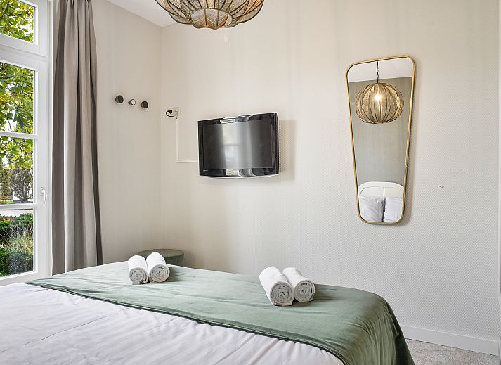 Stilvolles Wohnzimmer mit Blumen in Kasteeldomein De Cauberg, 4-Personen-Wohnung, Valkenburg a.d. Geul.