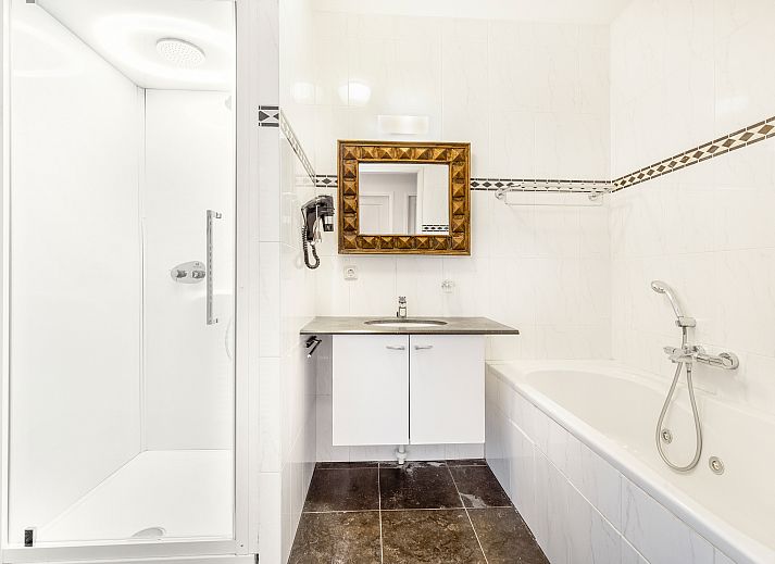 Stijlvolle woonkamer in Kasteeldomein De Cauberg appartement, Valkenburg a.d. Geul, ideaal voor ontspanning.