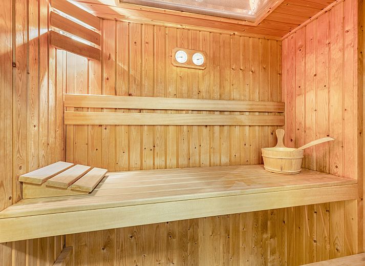 Stijlvolle woonkamer in Kasteeldomein De Cauberg appartement, Valkenburg a.d. Geul, ideaal voor ontspanning.