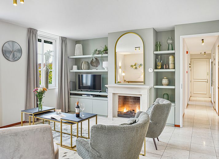 Stijlvolle woonkamer in Kasteeldomein De Cauberg appartement, Valkenburg a.d. Geul, ideaal voor ontspanning.
