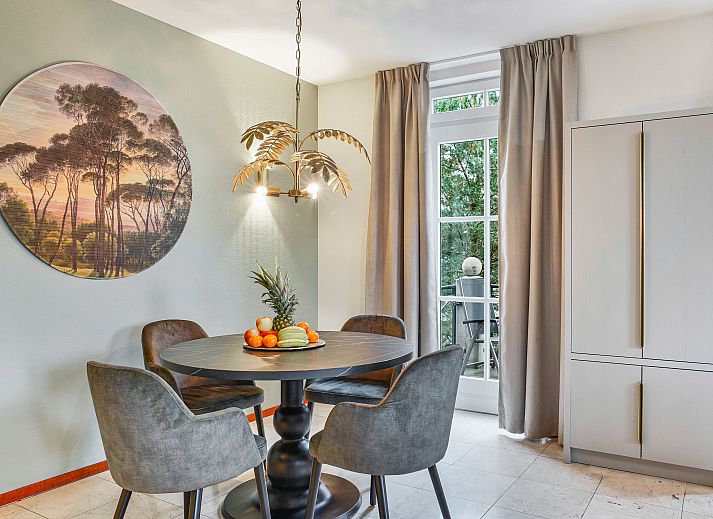 Gezellige zithoek met open haard in 4-persoons appartement Kasteeldomein De Cauberg, Zuid Limburg.