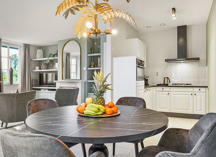 Gezellige zithoek met open haard in 4-persoons appartement Kasteeldomein De Cauberg, Zuid Limburg.