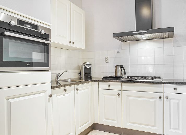 Gezellige zithoek met open haard in 4-persoons appartement Kasteeldomein De Cauberg, Zuid Limburg.