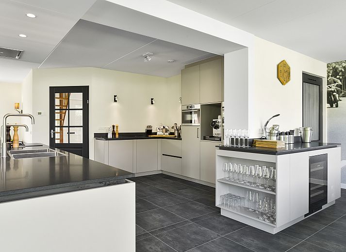 Modern kitchen in Kasteeldomein De Cauberg 10-person villa Culinair in Valkenburg a.d. Geul, South Limburg.