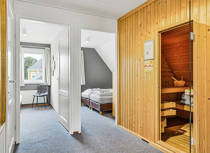 Entspannen Sie sich bei einem Glas Wein im Wohnzimmer von Kasteeldomein De Cauberg, einer Villa fuer 10 Personen in Suedlimburg.