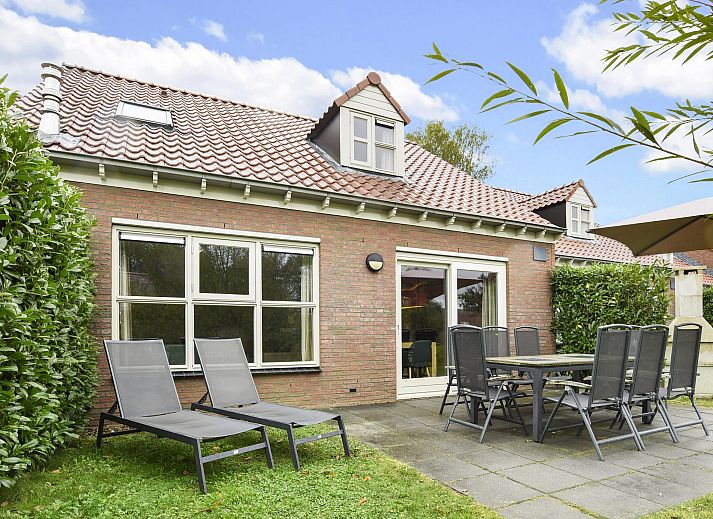 Hoog Vaals 8-person bungalow 8L2 in Vaals with sunny terrace and comfortable deck chairs.