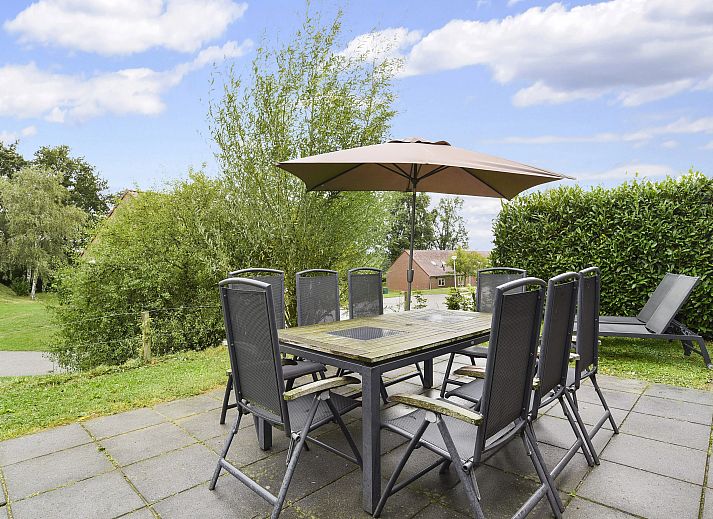 Hoog Vaals 8-person bungalow 8L2 in Vaals with sunny terrace and comfortable deck chairs.