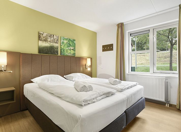 Cozy living room in Hoog Vaals bungalow 8L2, South Limburg, with fireplace and ample seating.