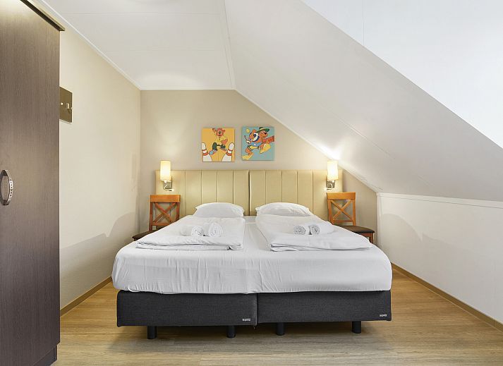 Stylish sitting area in Hoog Vaals 8-person bungalow 8L2, Limburg, with fireplace and wine.