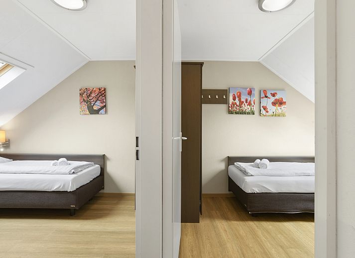 Stylish sitting area in Hoog Vaals 8-person bungalow 8L2, Limburg, with fireplace and wine.