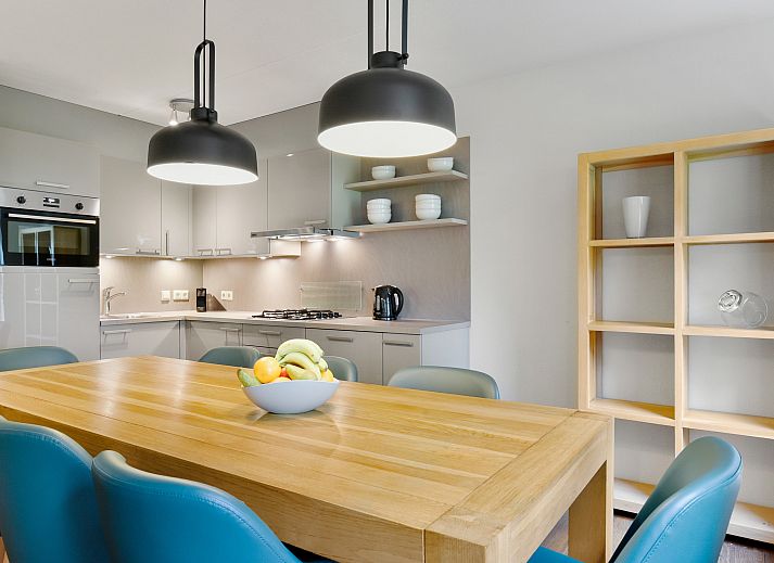 Gemuetliches Wohnzimmer des Hoog Vaals 8-Personen-Bungalows 8L1 in Limburg.