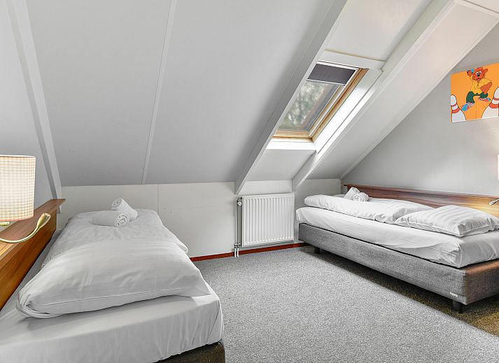 Moderne Sitzecke mit Holzofen im Hoog Vaals Bungalow 8L1, Suedlimburg.