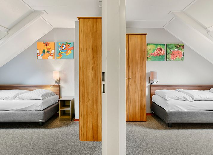 Moderne Sitzecke mit Holzofen im Hoog Vaals Bungalow 8L1, Suedlimburg.