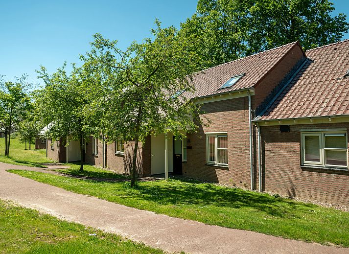 Hoog Vaals 10-persoons bungalow 10L in Vaals, Zuid Limburg met groene omgeving en charmante bakstenen gevel.