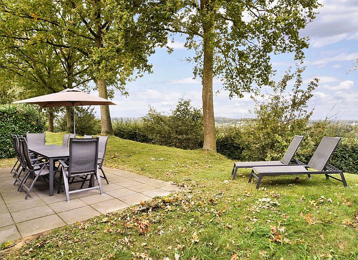 Zonnig terras van Hoog Vaals 10-persoons bungalow 10L in Vaals, Zuid Limburg met comfortabele buitenzitjes.