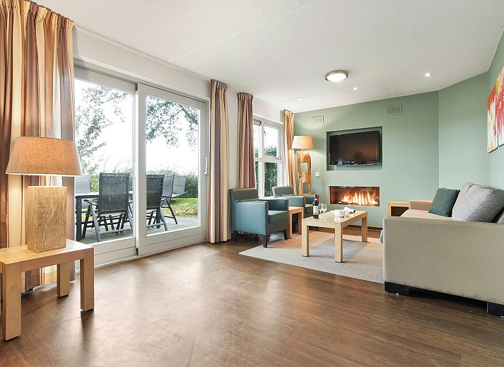 Zonnig terras van Hoog Vaals 10-persoons bungalow 10L in Vaals, Zuid Limburg met comfortabele buitenzitjes.