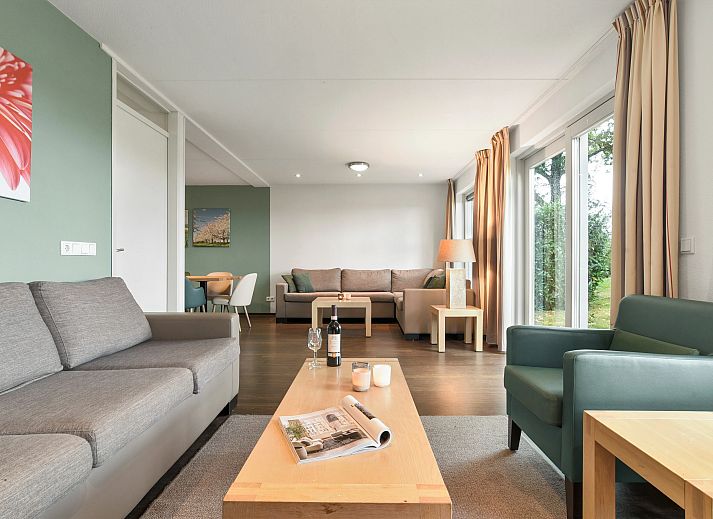 Zonnig terras van Hoog Vaals 10-persoons bungalow 10L in Vaals, Zuid Limburg met comfortabele buitenzitjes.