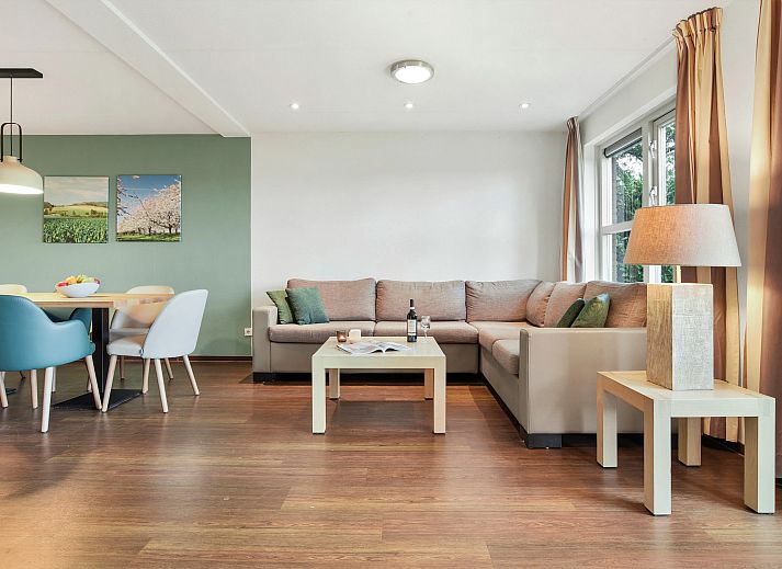 Stijlvolle woonkamer van Hoog Vaals 10-persoons bungalow 10L in Vaals, Zuid Limburg met moderne inrichting.
