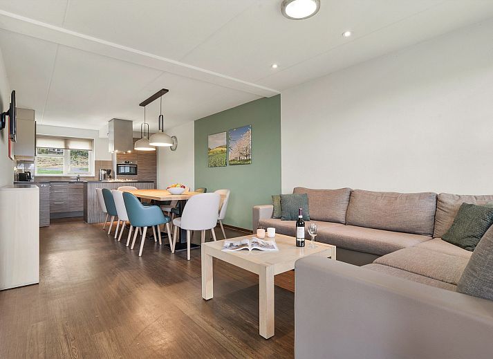 Stijlvolle woonkamer van Hoog Vaals 10-persoons bungalow 10L in Vaals, Zuid Limburg met moderne inrichting.
