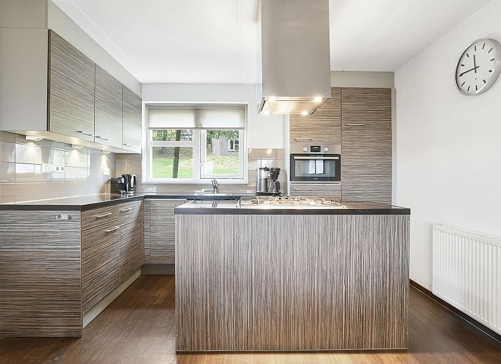 Stijlvolle woonkamer van Hoog Vaals 10-persoons bungalow 10L in Vaals, Zuid Limburg met moderne inrichting.