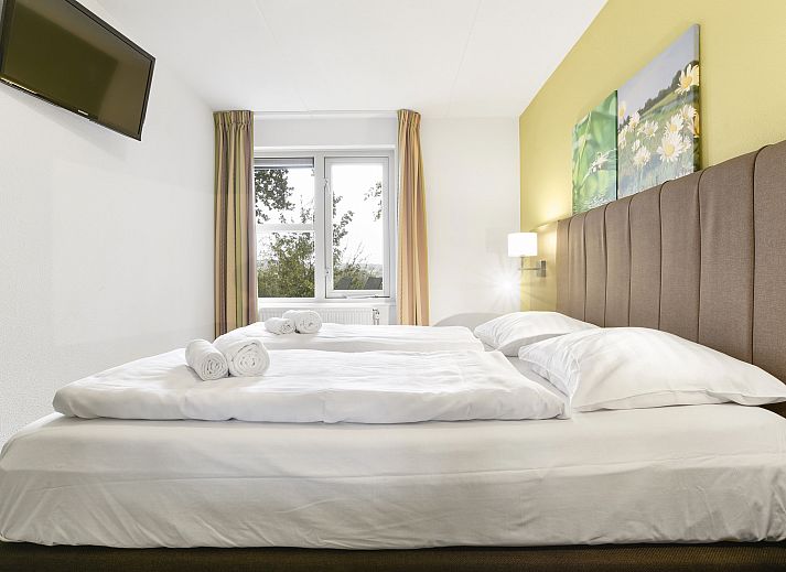 Gezellige zithoek in Hoog Vaals 10-persoons bungalow 10L in Vaals, Zuid Limburg met ruime banken.