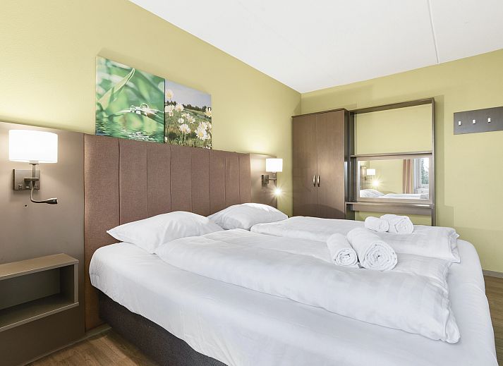 Gezellige zithoek in Hoog Vaals 10-persoons bungalow 10L in Vaals, Zuid Limburg met ruime banken.