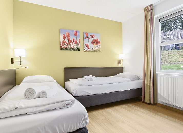 Gezellige zithoek in Hoog Vaals 10-persoons bungalow 10L in Vaals, Zuid Limburg met ruime banken.