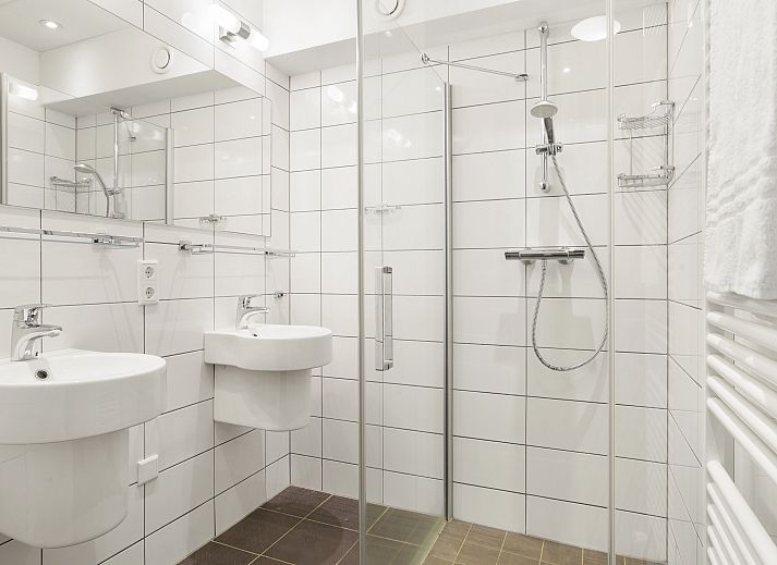 Gezellige zithoek in Hoog Vaals 10-persoons bungalow 10L in Vaals, Zuid Limburg met ruime banken.