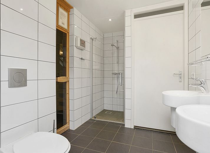 Lichte woonruimte van Hoog Vaals 10-persoons bungalow 10L in Vaals, Zuid Limburg met uitzicht op terras.