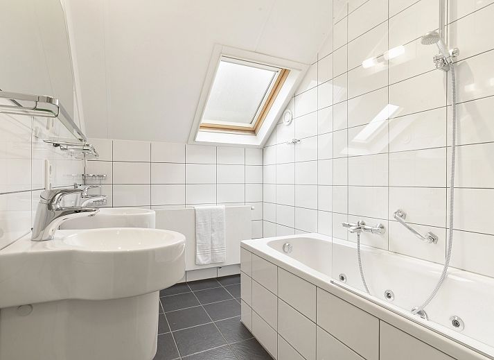 Lichte woonruimte van Hoog Vaals 10-persoons bungalow 10L in Vaals, Zuid Limburg met uitzicht op terras.