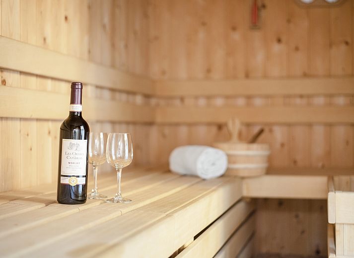 Knusse woonkamer met open haard in Hoog Vaals 10-persoons bungalow 10L in Vaals, Zuid Limburg.