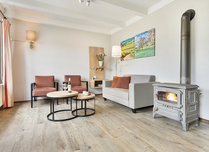 Gemuetliches Wohnzimmer mit Holzofen im Hoog Vaals 2-Personen-Bungalow 2C1, Vaals, Suedlimburg.