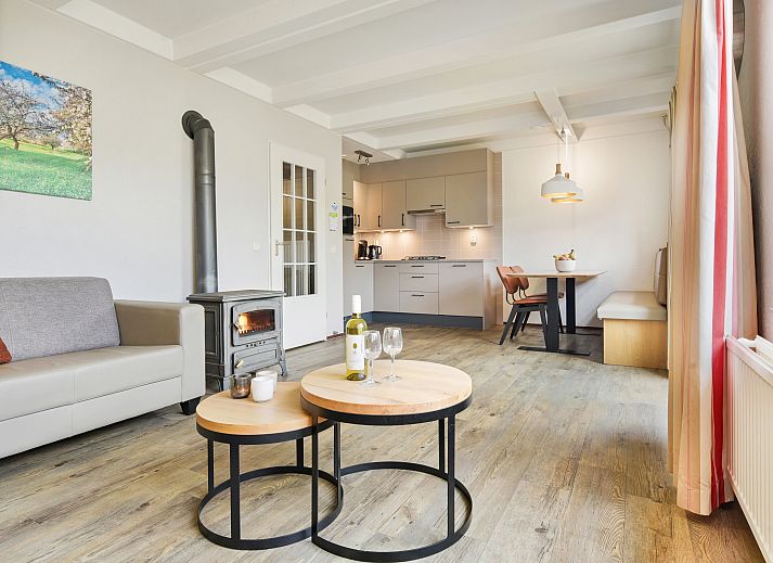 Gemuetliches Wohnzimmer mit Holzofen im Hoog Vaals 2-Personen-Bungalow 2C1, Vaals, Suedlimburg.
