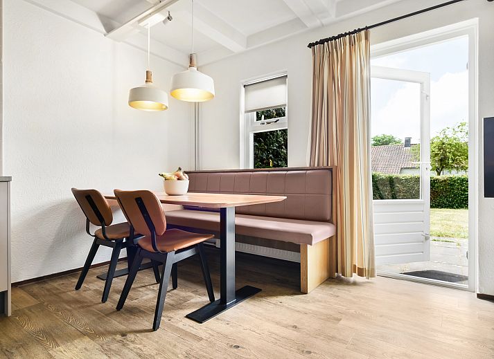 Gemuetliches Wohnzimmer mit Holzofen im Hoog Vaals 2-Personen-Bungalow 2C1, Vaals, Suedlimburg.