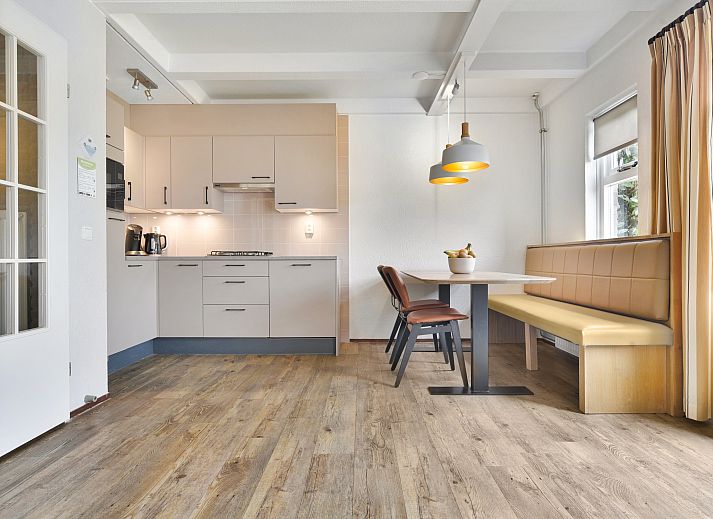 Detail der Sitzecke in Hoog Vaals 2-Bett-Bungalow 2C1, mit einer warmen Atmosphaere in Vaals, Suedlimburg.