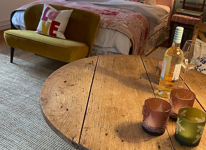 Geniet van de serene heidevelden bij Huisje in Mook, een charmante vakantiewoning in Zuid Limburg, omgeven door prachtige natuur.