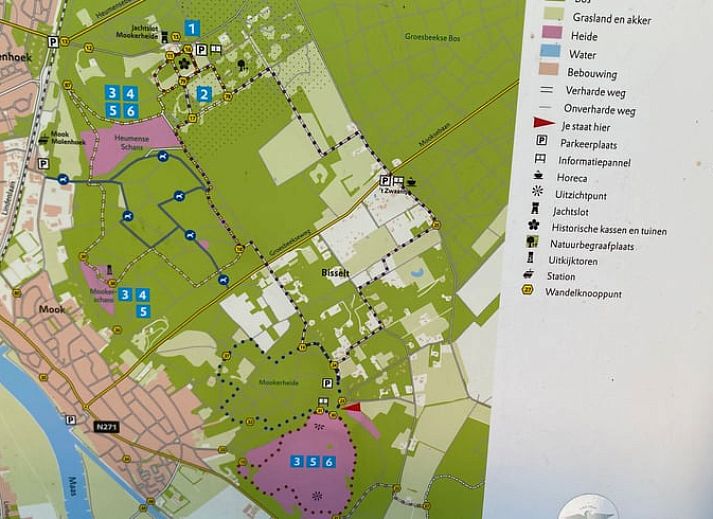 Sfeervolle slaapkamer in Huisje in Mook, Zuid Limburg, met kleurrijke decoraties voor een knusse vakantiewoning ervaring.