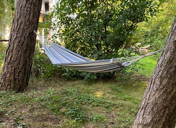Comfortabele slaapkamer in Huisje in Mook, een uitnodigend vakantiehuis in Zuid Limburg, ideaal voor een ontspannen verblijf.