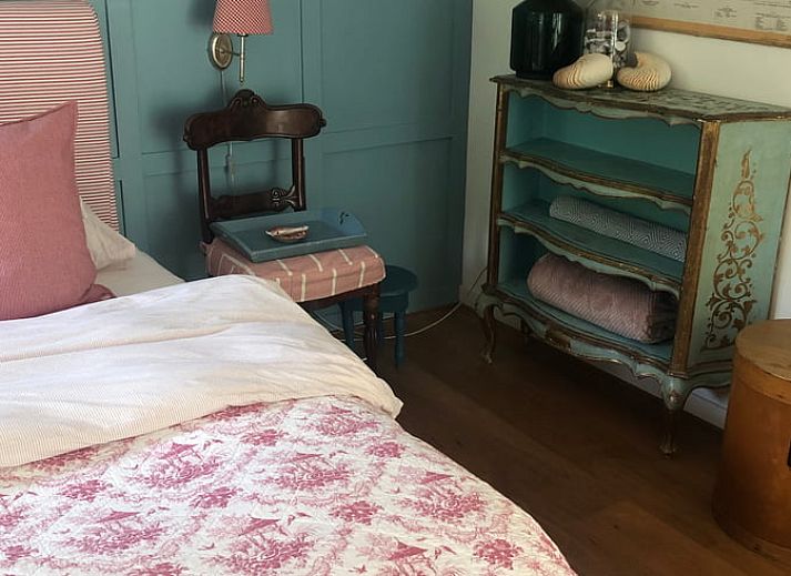 Comfortabele slaapkamer in Huisje in Mook, een uitnodigend vakantiehuis in Zuid Limburg, ideaal voor een ontspannen verblijf.