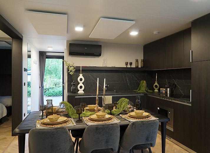 Chalet in Berg En Terblijt met moderne buitenkant en houten terras, gelegen in Zuid Limburg.