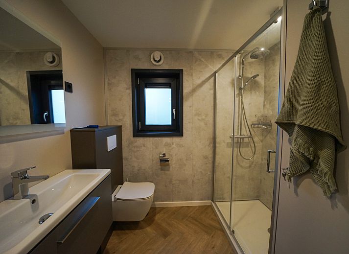 Gezellige slaapkamer in Chalet in Berg En Terblijt met twee bedden, Zuid Limburg.