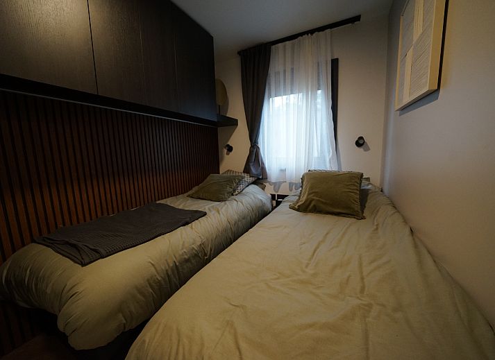 Gezellige slaapkamer in Chalet in Berg En Terblijt met twee bedden, Zuid Limburg.