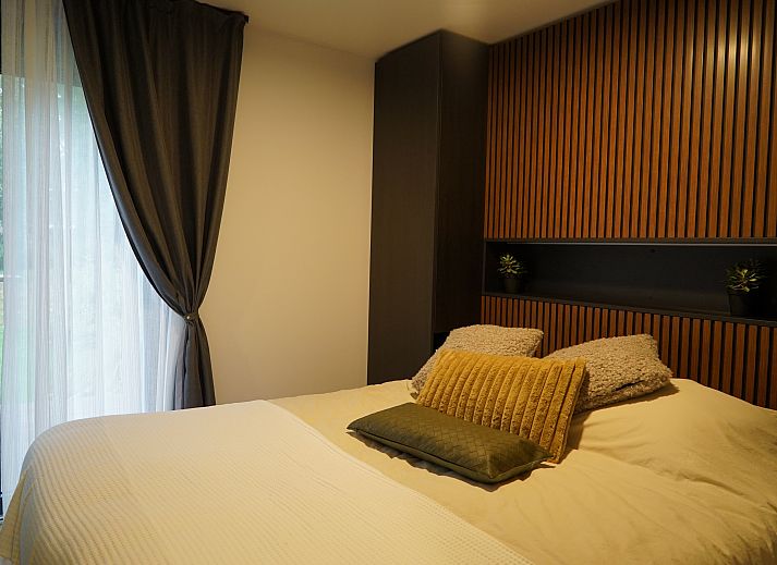 Stijlvolle woonkamer in Chalet in Berg En Terblijt met uitzicht op de natuur van Zuid Limburg.