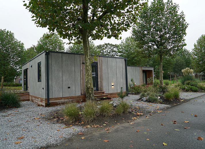 Stijlvolle woonkamer in Chalet in Berg En Terblijt met uitzicht op de natuur van Zuid Limburg.