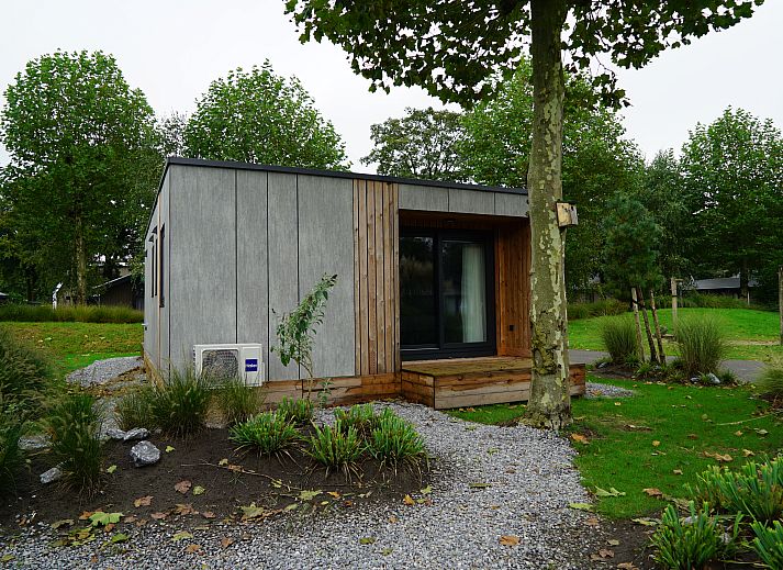 Comfortabele zithoek in Chalet in Berg En Terblijt met grote ramen, Zuid Limburg.