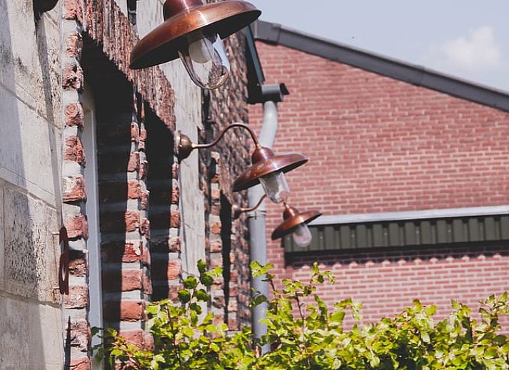 Vakantiehuis in Scheulder, Zuid Limburg, met charmante stenen gevel en groene heg.